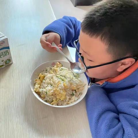 【劳动实践】劳动乐趣多，学做蛋炒饭