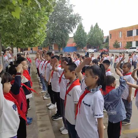 张庄小学“学习二十大 争做好队员”一年级入队仪式