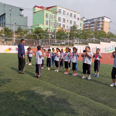 悦享运动，足够精彩———覃塘区实验小学2024年春季期足球兴趣班总结