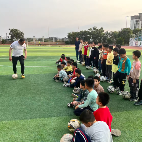 悦享运动，足够精彩———覃塘区实验小学2024年春季期足球兴趣班总结