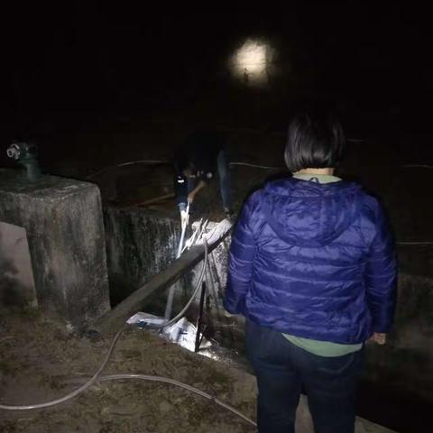 西南水利管理所组织管理人员，夜间清理渠道堵塞物，保障渠道畅通