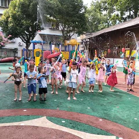 东园路幼儿园“缤纷夏日，清凉一夏”打水仗