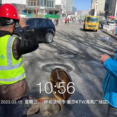 锡林路海亮大酒店东侧的辅路上污水外溢，经勘察为商户内部管道堵塞，物业已自行处理。主管道畅通（12345报单）