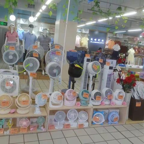 孝昌店夏凉节、电风扇、拖鞋、夏季床上用品陈列图片