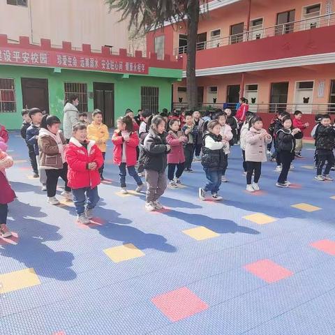 圣菲堡幼儿园大四班体智能课《花生🥜球》