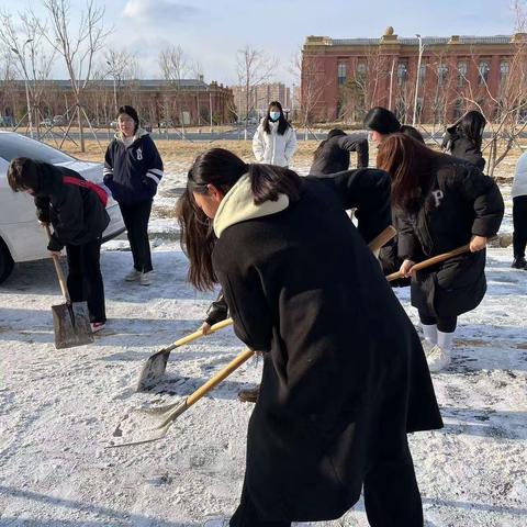 22级小学教育四班劳动实践课“扫雪”