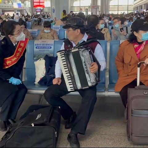 乐曲奏春意，爱心传真情