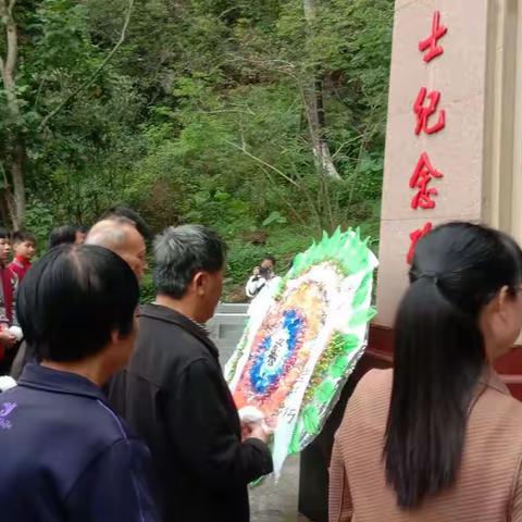 【党建领航】缅怀革命先烈 传承红色基因——坡洪镇中心小学开展清明祭英烈活动