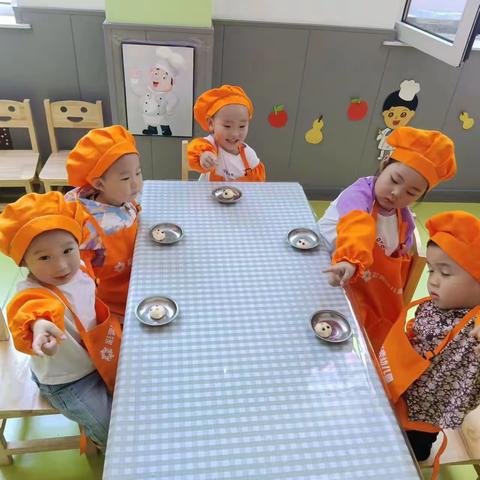 彩奕幼儿园托一班美食课一雪人豆沙包