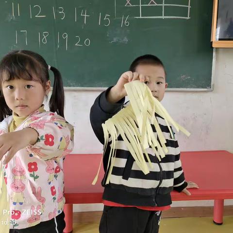 太山幼儿园中班美工区《长长的面条》