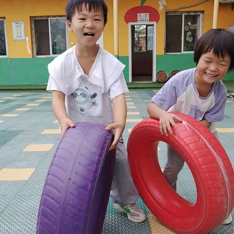 太山幼儿园中班户外活动《推轮胎比赛》