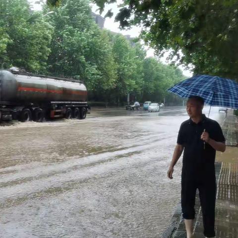 暴雨中的城管人——防汛排涝“大力士”