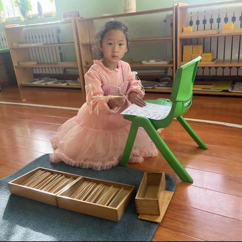 小太阳幼儿园苹果一班蒙氏区域活动