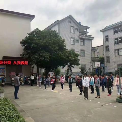 齐云小学七月“党员干部齐带头，引领分类新时尚”垃圾分类活动