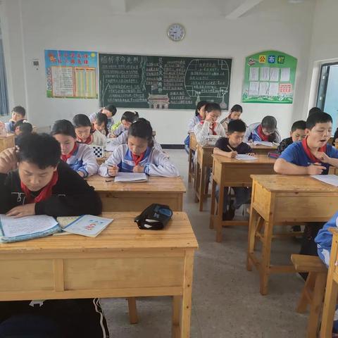 与“文”共舞 书香弥漫，以“趣”激能 素养提升——语文兴趣小组活动。