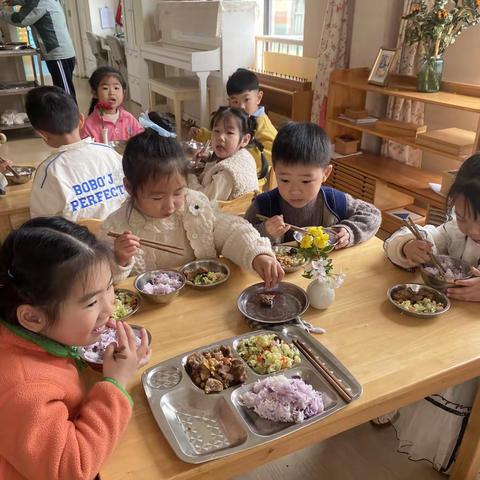 幼儿园陪餐记