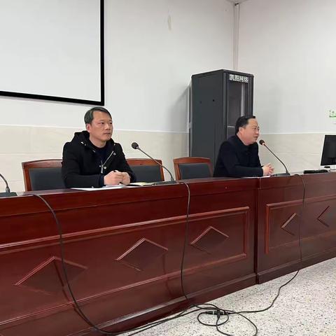 建设学习小组，打造四有课堂