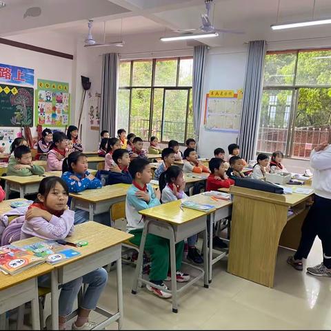 女童保护，呵护成长——信丰县小河镇中心小学开展女童保护公益课堂活动