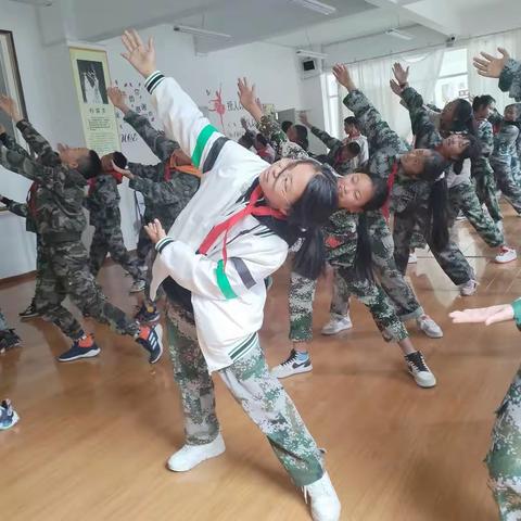 维西县第二中学梦飞艺术团“放飞梦想，快乐舞蹈”舞蹈兴趣第五周小组活动简报