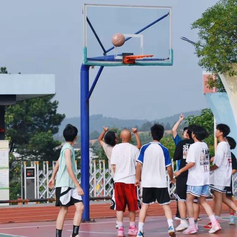 迎篮而上，激情飞扬——记嘉树中学八年级篮球赛