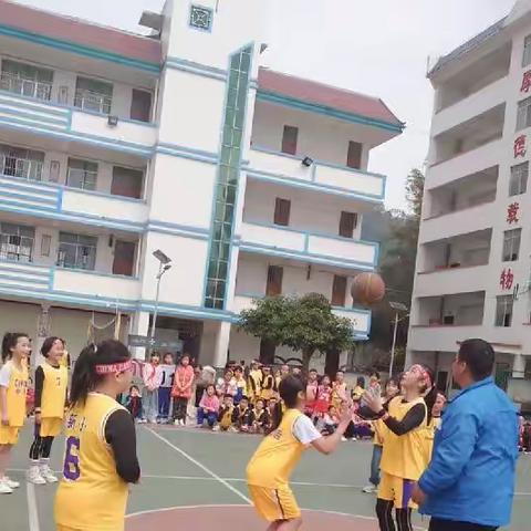 “加油！新小人”2023年新化镇中心小学的篮球比赛精彩纷呈！
