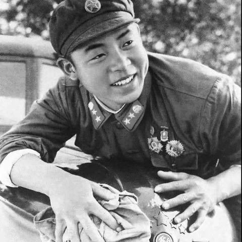 阳光实验小学——重温雷锋的英雄观