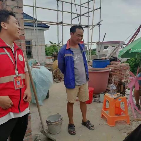 网格员开展房屋施工安全检查