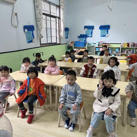 黔江睿思幼儿园小一班科学活动——会吸水的泡沫球🎾