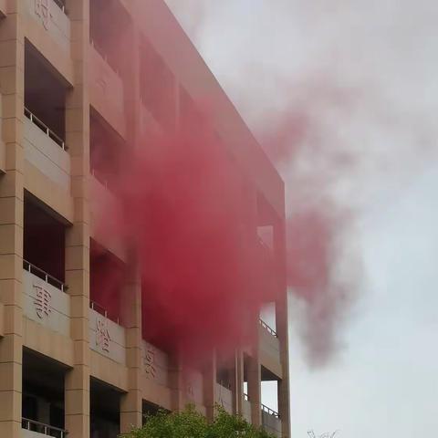 消防演练齐参与 筑牢安全“防火墙”——固始七中开展消防安全应急疏散演练活动