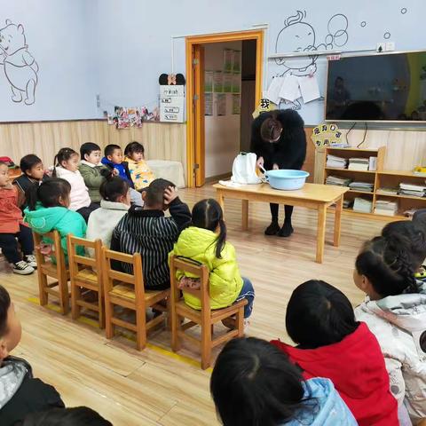 首府幼儿园 小一班 家长助教😍《水中漂浮画》🌸