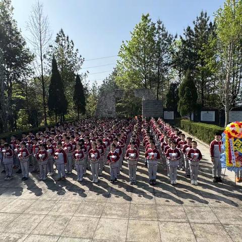 【助力争创全国文明城市】赓续红色根脉，争当新时代好少年——云和县实验小学开展清明节祭先烈活动。