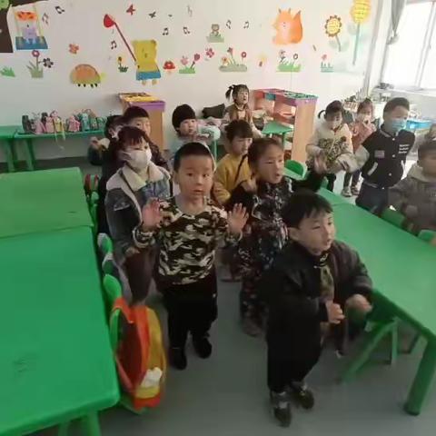 美好的一周结束了，孩子们度过了一周快乐的幼儿园生活，现在，我们一起回顾一下本周的快乐以及收获片段。