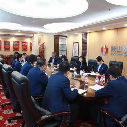 鞍山银行党委书记、董事长项晓云参加营业部党支部主题教育专题组织生活会