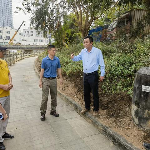 海口市水务局曾卫华副局长带队对美舍河污水主管道运行水位和畅通情况以及海口市河道拍门改造项目进行调研