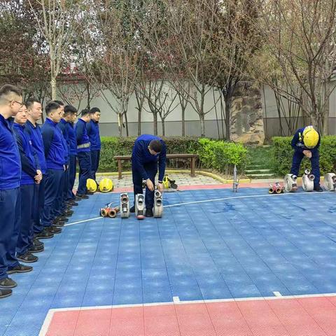 雁塔西路消防救援站开展一人三盘水带连接操法训练