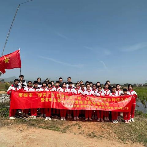 绿美广东 红领巾在行动丨湖口镇中心小学组织少先队员开展“红领巾林”植树活动