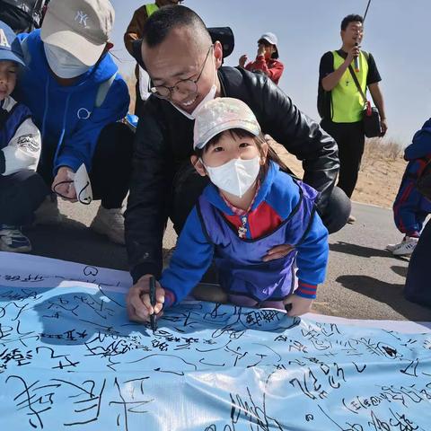 金时代幼儿园中二班亲子郊游活动“我与沙漠有个约会”