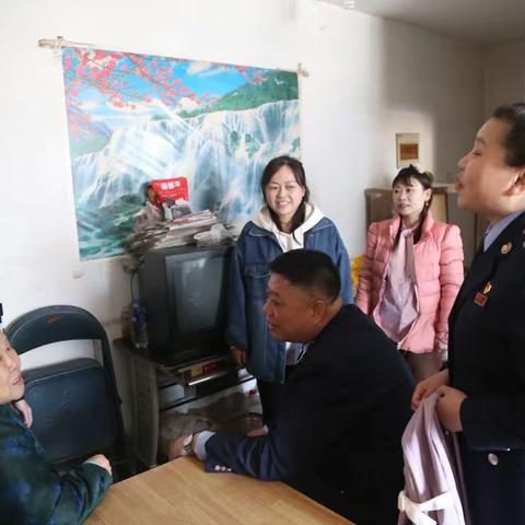 走访慰问贫困家庭  税务关怀情暖人心