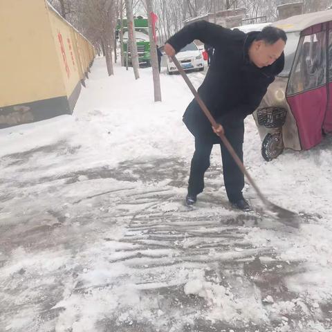 屯中最美风景线——扫雪除冰暖意浓