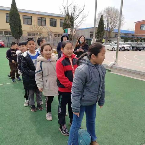 运动点燃激情，校园别样精彩——烟台中大德美学校小学部“夹球接力赛”趣味运动