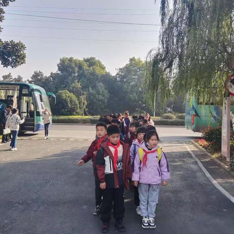 “金秋漫步，快乐秋游。” 三（1）班秋游篇。