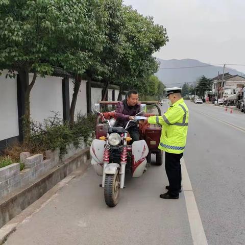 桑园中队走进辖区大湾铺村开展交通宣传