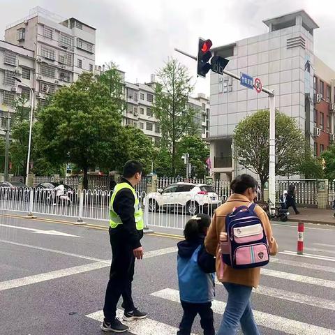 无惧风雨，暖心护学岗——星城实验小学2203班爱心护岗在行动