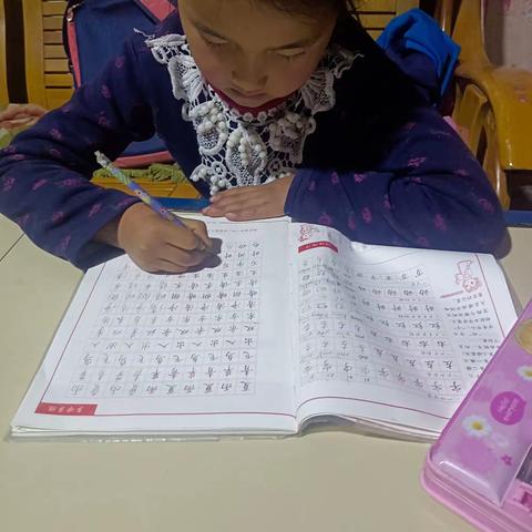 主讲: 石宣老师主题：《影响孩子学习成绩的关键因素是什》一年级马永娜：一定要多读书，作为家长要保护好