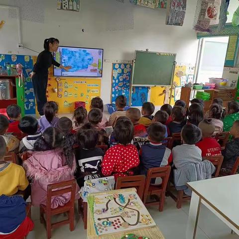 校椅镇东圩育苗幼儿园中班半个柠檬美术《夏日游泳池》