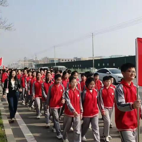 传红色基因  做强国少年——定陶区第四实验小学六年级清明祭扫活动