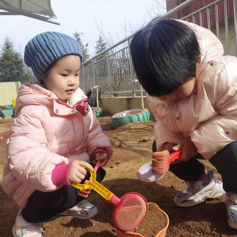 临港实验幼儿园小二班——《初遇沙水的快乐》