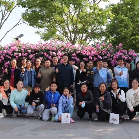 赏花游园 感悟美好 致敬城市美容师——城发团总支开展五一节日慰问一线环卫职工主题团日活动