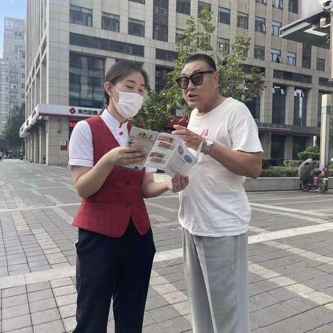 龙奥支行开展反假宣传月活动