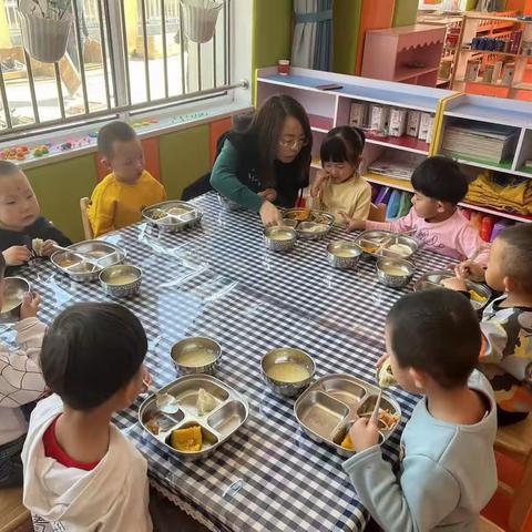 【共享“食”光，为爱陪餐】——凉城县第四幼儿园“园长妈妈”陪餐纪实